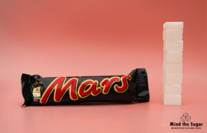 A photo of Mars Single 51G bar with 7.6 cubes of sugar.